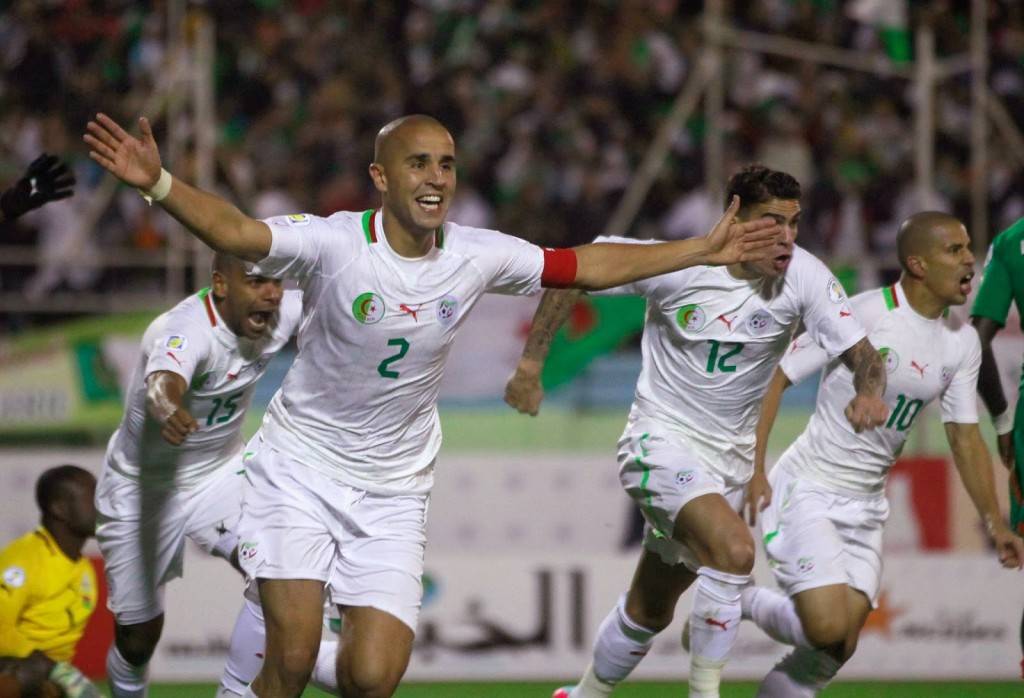 Los jugadores argelinos enarbolan la bandera del fútbol magrebí en este Mundial.
