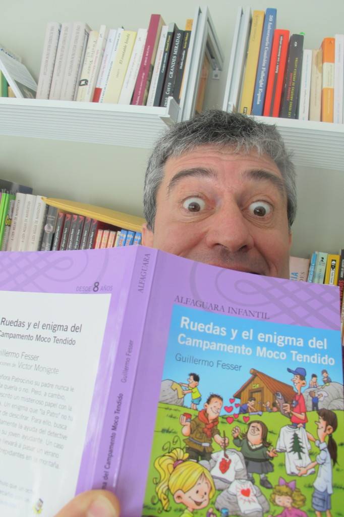 El escritor, periodista y cineasta con su último libro, la novela infantil 'Ruedas'.