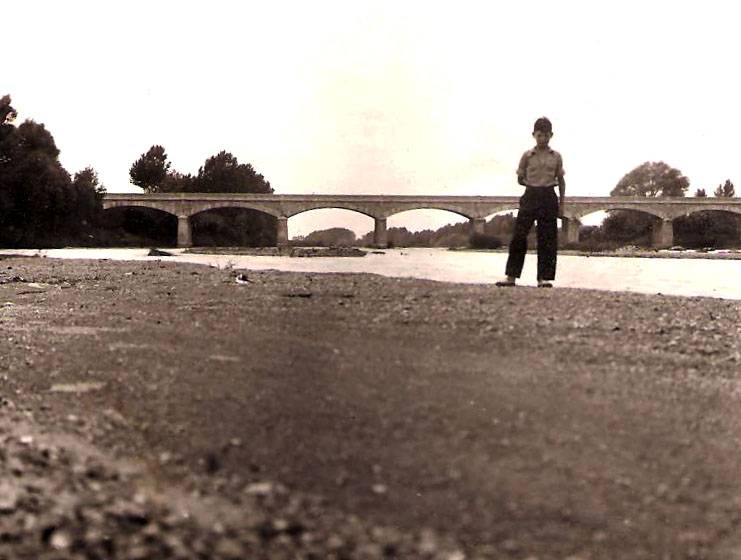 Martí Massot, delante del puente de Torroella años antes de su destrucción. Archivo familiar