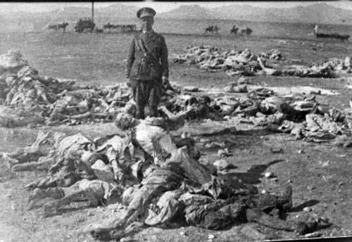 Centenares de cuerpos de españoles troceados y amontonados por los nativo marroquíes.