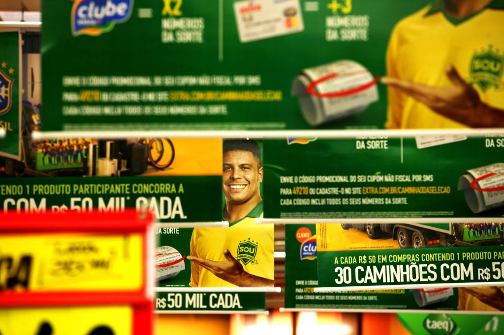 Ronaldo, rostro de los anuncios en el supermercado oficial de la Copa del Mundo. / Lorena P. Durany