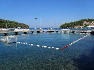 El puerto de Cavtat, en Croacia, cuenta con porterías de waterpolo permanentes