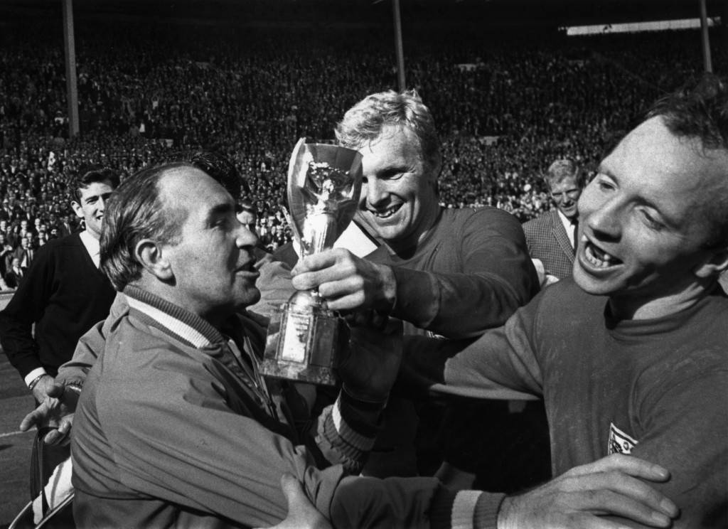 Junto a Mr. Ramsey y el capitán Bobby Moore, celebrando la Copa del Mundo.