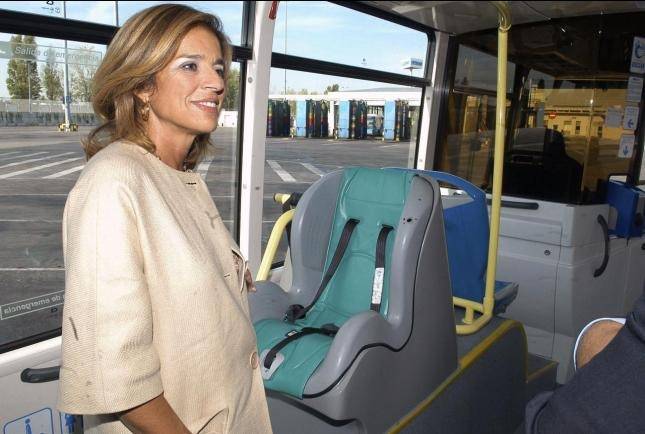 Ana Botella usando el transporte público sin mascarilla