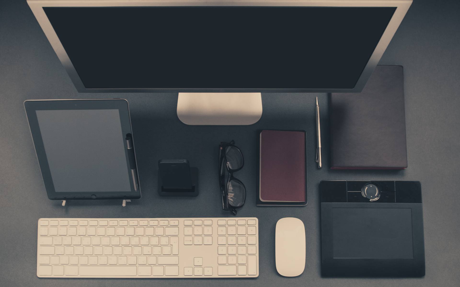 apple-iphone-desk-office