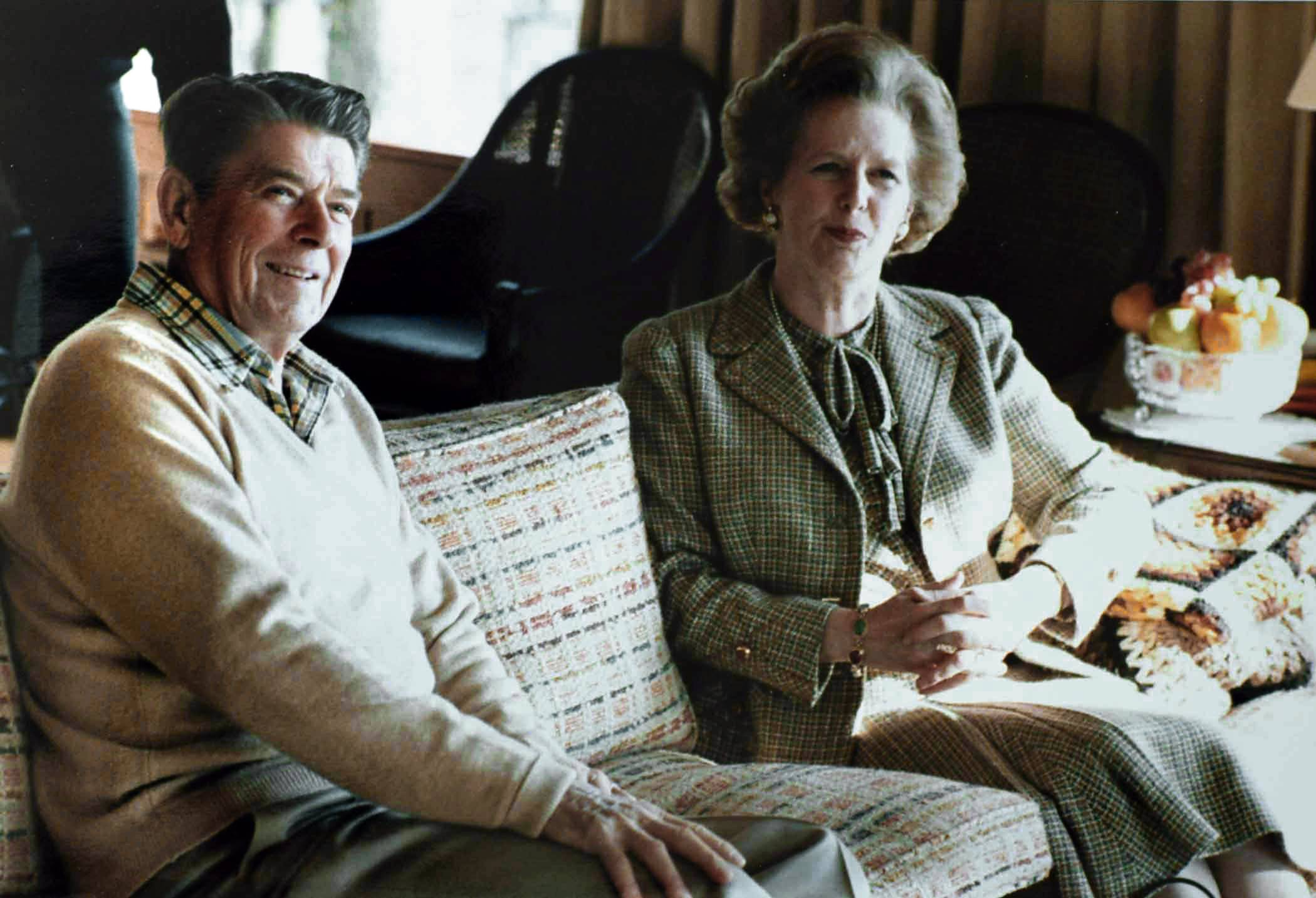 Thatcher_Reagan_Camp_David_sofa_1984