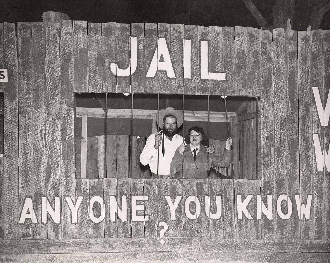 1129px-Students_in_a_mock_-jail_cell-_at_the_University_of_Houston's_Frontier_Fiesta_(1950s)