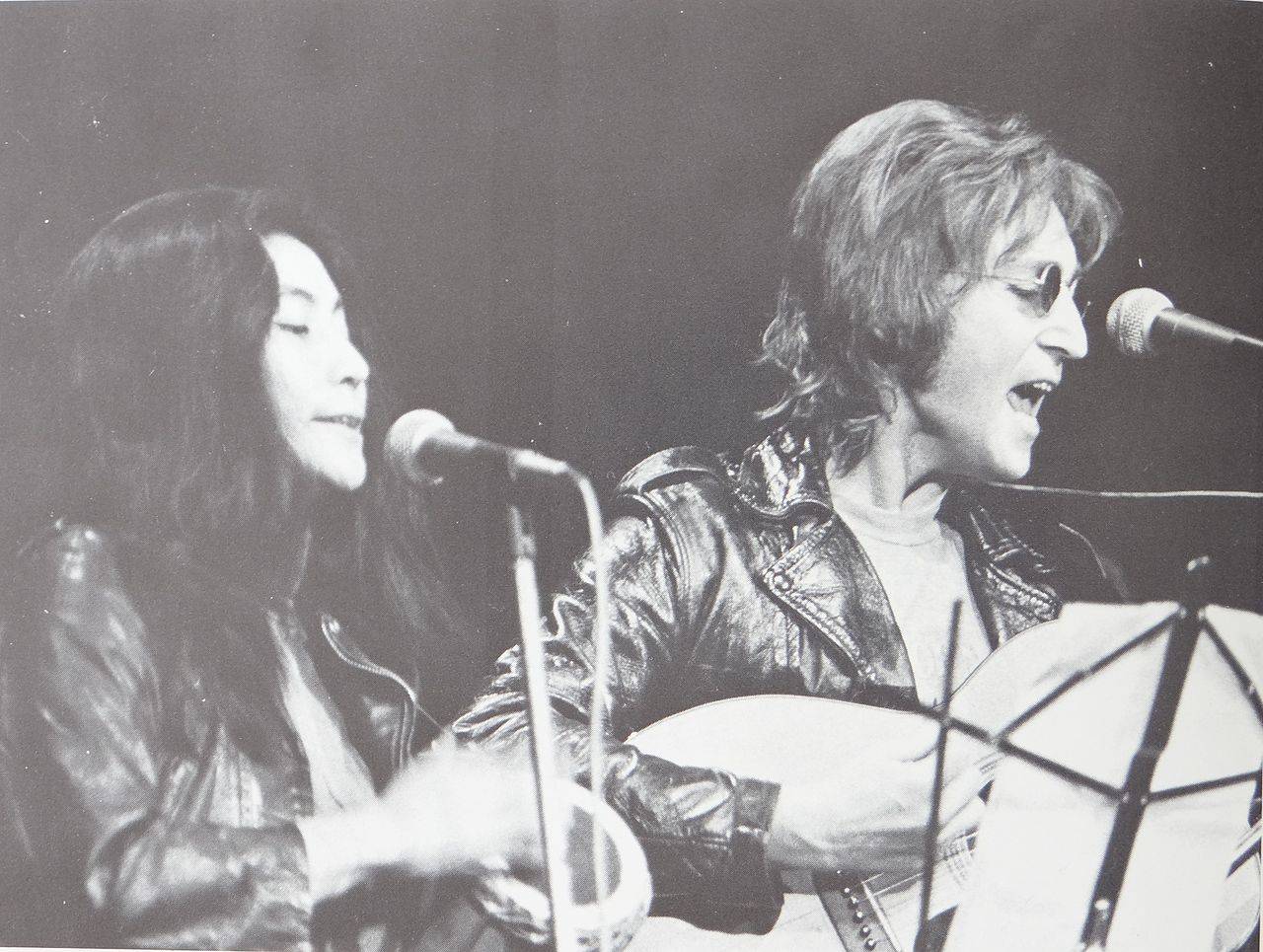 1280px-Yoko_Ono_and_John_Lennon_at_John_Sinclair_Freedom_Rally
