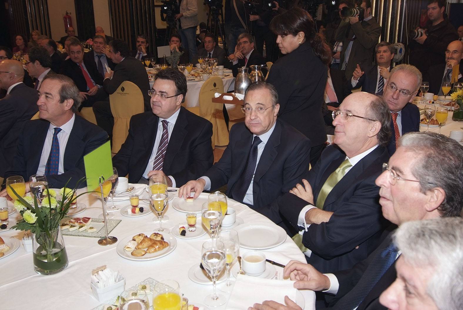 El_president_d'ACS,_Florentino_Pérez,_escolta_Artur_Mas_a_l'esmorzar_col·loqui_d'Europa_Press_a_Madrid