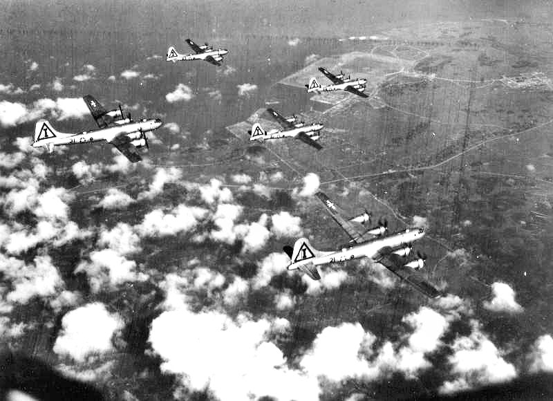 468th_bomb_group_over_japan_1945