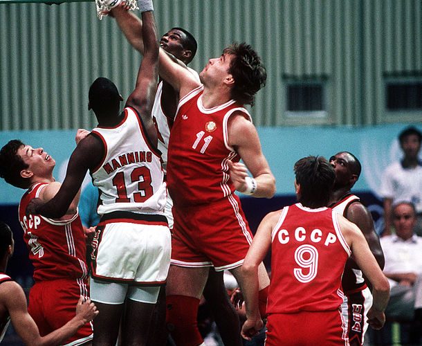 610px-Basketball_at_the_1988_Summer_Olympics_-_URS_vs._USA